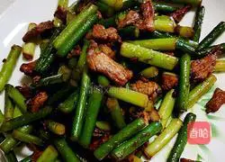 Illustration of how to stir-fry chicken with garlic moss 6