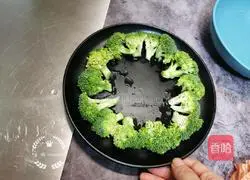 Illustration of how to make steamed shrimps with broccoli 2