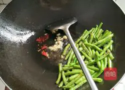 Illustration of how to make dried bacon and stir-fried beans 9