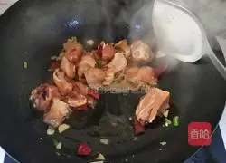 Illustration of how to cook chicken legs stewed with potatoes 2