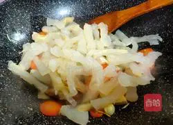 Illustration of how to make stir-fried tendons with black fungus 7