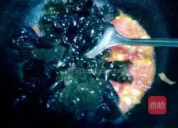 Illustration of how to make tomatoes, scrambled eggs and black fungus 11