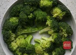 Illustration of how to make steamed shrimps with broccoli 4