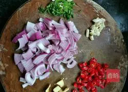 Illustration of how to make fried squid tentacles with onions and no fishy smell at all, super delicious and nutritious 1