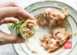 Illustration of how to make fried and stuffed green peppers 4