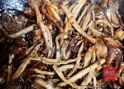 Illustration of how to make stir-fried old duck, tea tree mushrooms 6