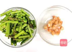 Illustration of how to make asparagus and fried shrimps 2