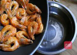 Illustration of braised prawns in oil 7