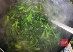 Illustration of how to make spinach with sauce 2