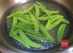 Illustration of how to cook chicken wings and snow peas 12