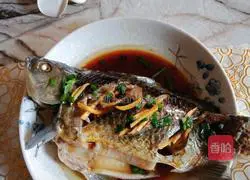 Illustration of how to make steamed crucian carp 12