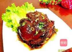 Illustration of how to make braised pork elbows with rock sugar 17