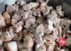 Illustration of how to make southern suckling pig hands 3