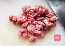 Illustration of how to make a bowl of steamed crispy pork 1