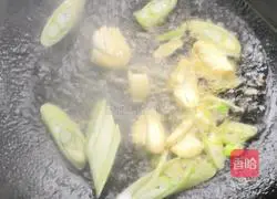 Illustration of how to make fried pumpkin slices with eggs 5