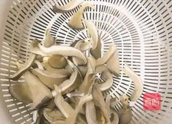 Illustration of how to make minced pork oyster mushrooms 2