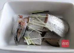 Illustration of how to steam hairtail with chopped pepper 4