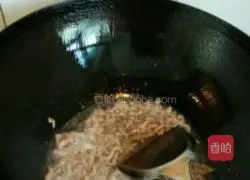 Illustration of how to make fried beef with pickled pepper 3