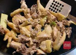 Illustration of braised chicken with fish maw and mushrooms 6