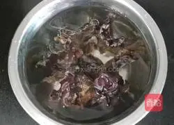 Illustration of how to stir-fry shredded pork with colored peppers 1