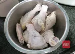 Illustration of how to make chicken wings and chicken legs in pot 1