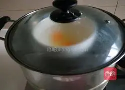 Illustration of how to cook poached eggs in soup 3