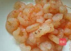 Illustration of how to make scrambled eggs with shrimps 1