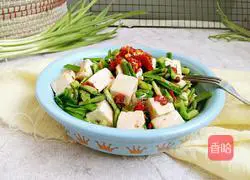 Illustration of how to stir-fry tofu with green garlic sprouts 10