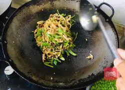 Illustration of how to stir-fry shredded pork with green pepper and bean skin 11