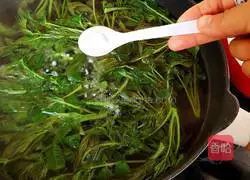 Illustration of how to make scrambled eggs with Chinese toon 3