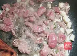 Illustration of how to make stir-fried celery and beef 5