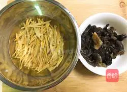 Illustration of how to make steamed chicken with golden needles and fungus 5