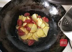 Illustration of how to make fried sausage with potato slices 12