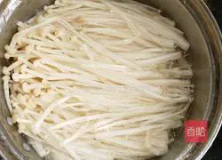 Illustration of how to make bacon-wrapped enoki mushrooms 4