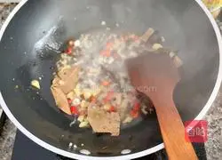 Illustration of how to make spicy crayfish with lotus root 3