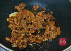 Illustration of how to make stir-fried pork with okra and mushrooms 8