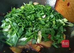 Illustration of how to stir-fry bacon with garlic sprouts 6