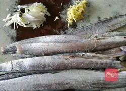 Illustration of how to make festive fried hairtail 1