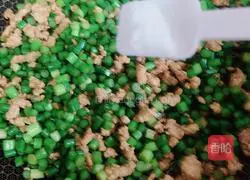 Illustration of how to stir-fry minced pork with garlic moss 5