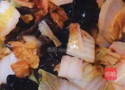 Illustration of how to make stir-fried pork with cabbage and fungus 7