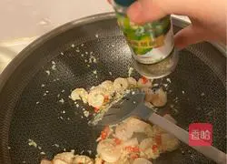 Illustration of how to make olive oil garlic shrimp 6