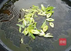 Illustration of how to make scrambled eggs with zucchini 8