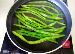 Illustration of how to make fried shredded pork with green beans 5