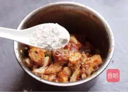 Illustration of how to make steamed pork ribs with black bean sauce 7