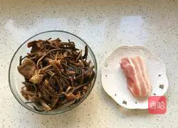 Illustration of how to make fried pork belly with tea tree mushroom 2