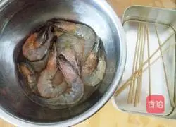 Illustration of how to make beer skewered shrimp 3