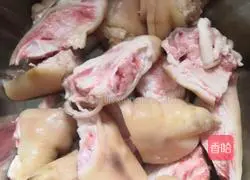 Illustration of how to make love pig's trotter soup 1