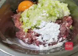 Steamed bun dregs version of fried rice Illustration of how to make small meatballs 5