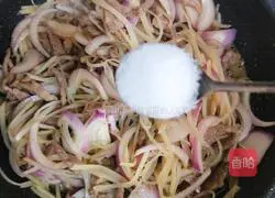 Illustration of how to make fried meat with potatoes and onions 20