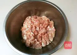 Illustration of how to make golden meatballs 1